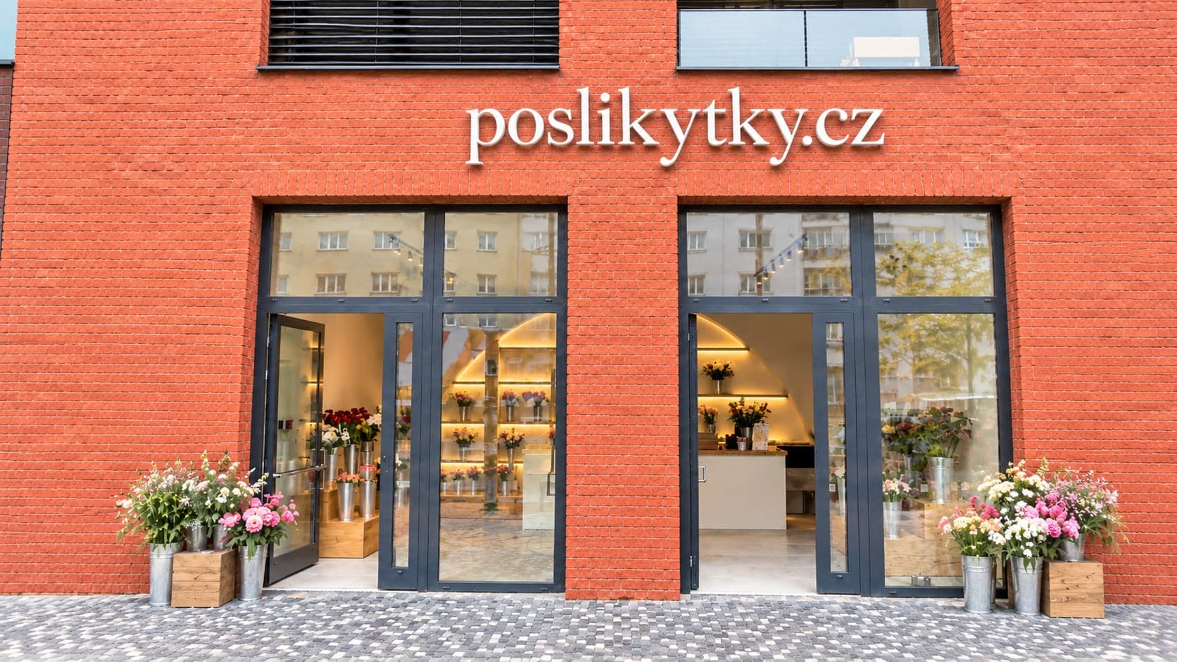Prodejna poslikytky.cz - cihlová fasáda s výlohami plnými květin